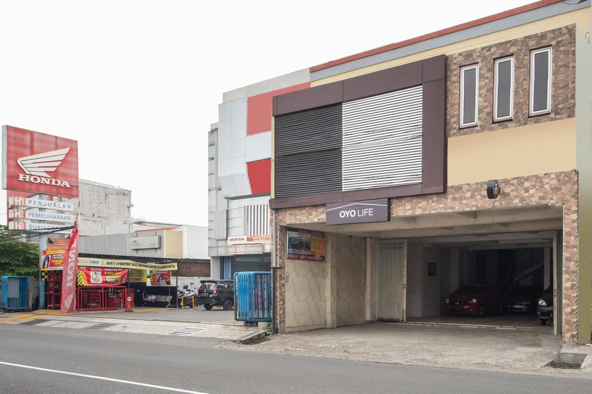 Oyo Life 2108 Griya Aisyah Residence Surabaya Exterior photo