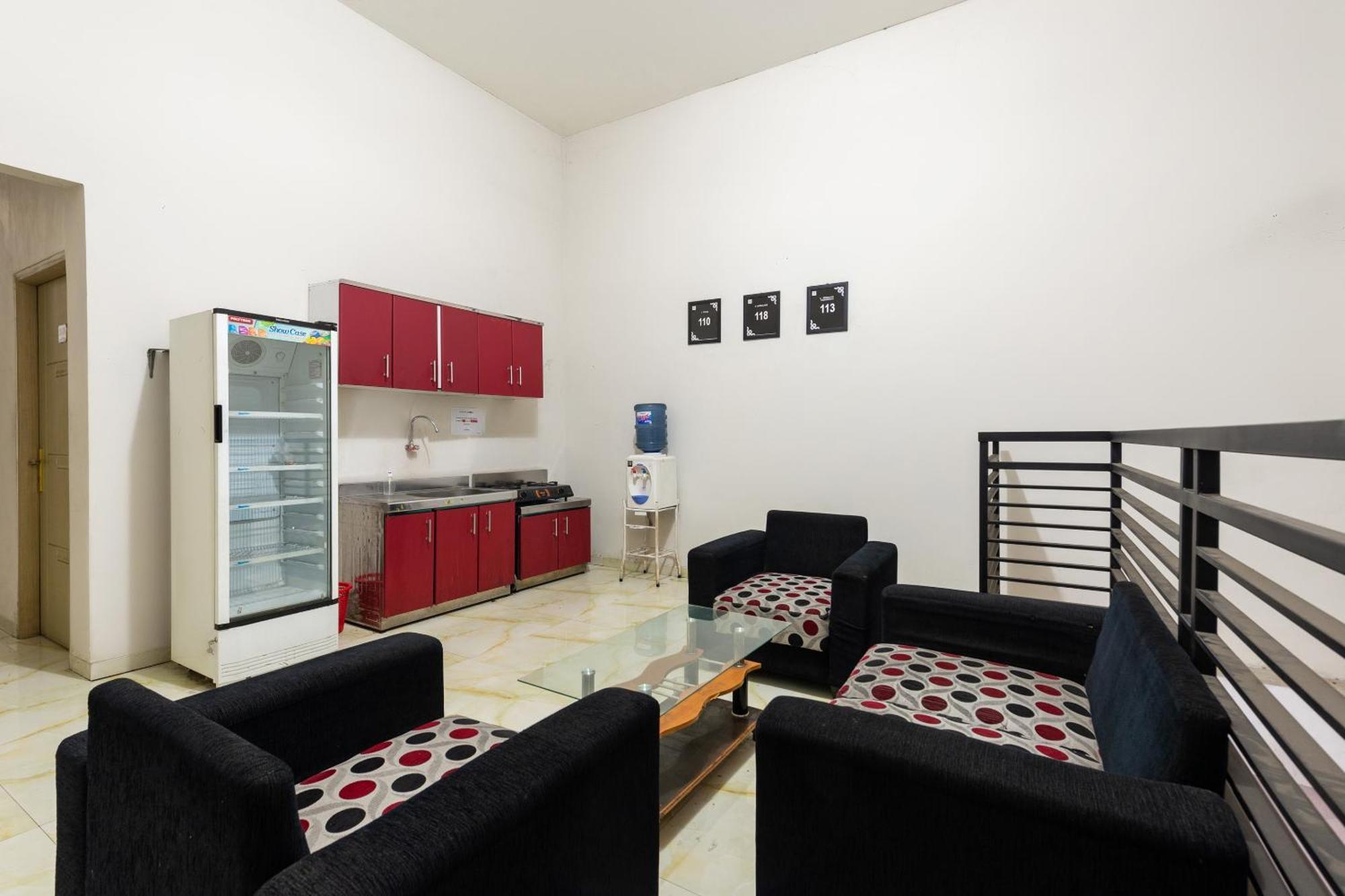 Oyo Life 2108 Griya Aisyah Residence Surabaya Exterior photo