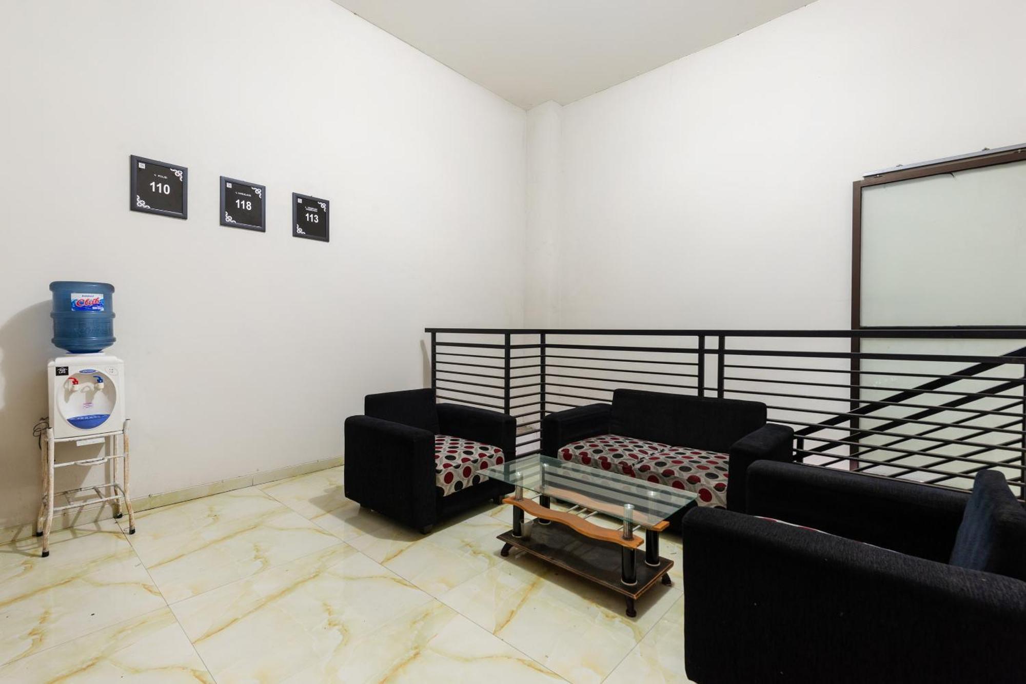 Oyo Life 2108 Griya Aisyah Residence Surabaya Exterior photo